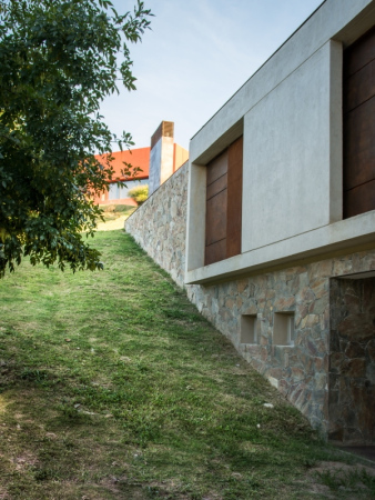 C�rdoba, Argentinien, House in Q2, Santiago Carlos Viale Lescano, Haus, housing, unterirdisch, Hof, courtyard, Beton, concrete, Dach, roof, vegetation, Garten, Terrasse, terrace, pool, Schwimmbad, Beleuchtung, light, Aluminium, S�ule, column, Gestein, brick, Backstein