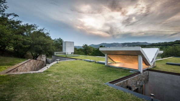 Crdoba, Argentinien, House in Q2, Santiago Carlos Viale Lescano, Haus, housing, unterirdisch, Hof, courtyard, Beton, concrete, Dach, roof, vegetation, Garten, Terrasse, terrace, pool, Schwimmbad, Beleuchtung, light, Aluminium, Sule, column, Gestein, brick, Backstein