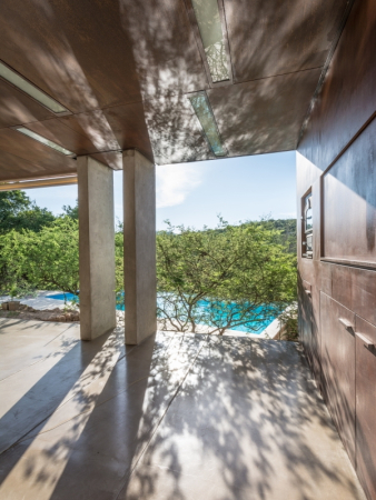 Crdoba, Argentinien, House in Q2, Santiago Carlos Viale Lescano, Haus, housing, unterirdisch, Hof, courtyard, Beton, concrete, Dach, roof, vegetation, Garten, Terrasse, terrace, pool, Schwimmbad, Beleuchtung, light, Aluminium, Sule, column, Gestein, brick, Backstein