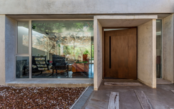Crdoba, Argentinien, House in Q2, Santiago Carlos Viale Lescano, Haus, housing, unterirdisch, Hof, courtyard, Beton, concrete, Dach, roof, vegetation, Garten, Terrasse, terrace, pool, Schwimmbad, Beleuchtung, light, Aluminium, Sule, column, Gestein, brick, Backstein