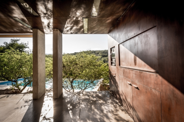 Crdoba, Argentinien, House in Q2, Santiago Carlos Viale Lescano, Haus, housing, unterirdisch, Hof, courtyard, Beton, concrete, Dach, roof, vegetation, Garten, Terrasse, terrace, pool, Schwimmbad, Beleuchtung, light, Aluminium, Sule, column, Gestein, brick, Backstein