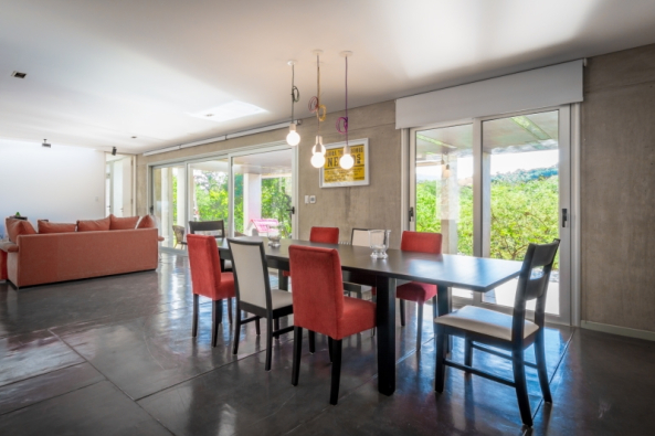 C�rdoba, Argentinien, House in Q2, Santiago Carlos Viale Lescano, Haus, housing, unterirdisch, Hof, courtyard, Beton, concrete, Dach, roof, vegetation, Garten, Terrasse, terrace, pool, Schwimmbad, Beleuchtung, light, Aluminium, S�ule, column, Gestein, brick, Backstein