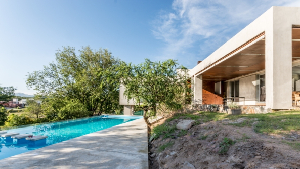 Crdoba, Argentinien, House in Q2, Santiago Carlos Viale Lescano, Haus, housing, unterirdisch, Hof, courtyard, Beton, concrete, Dach, roof, vegetation, Garten, Terrasse, terrace, pool, Schwimmbad, Beleuchtung, light, Aluminium, Sule, column, Gestein, brick, Backstein