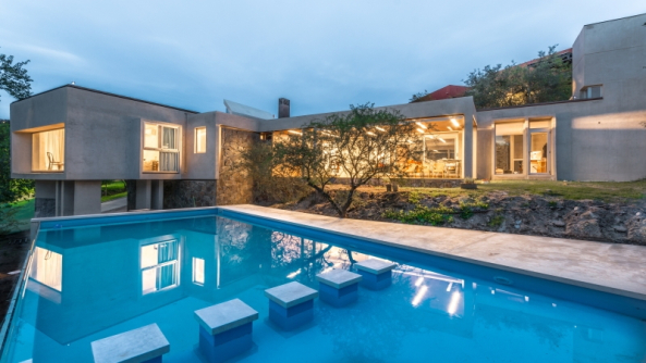 Crdoba, Argentinien, House in Q2, Santiago Carlos Viale Lescano, Haus, housing, unterirdisch, Hof, courtyard, Beton, concrete, Dach, roof, vegetation, Garten, Terrasse, terrace, pool, Schwimmbad, Beleuchtung, light, Aluminium, Sule, column, Gestein, brick, Backstein