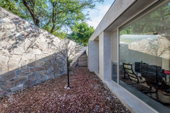 Crdoba, Argentinien, House in Q2, Santiago Carlos Viale Lescano, Haus, housing, unterirdisch, Hof, courtyard, Beton, concrete, Dach, roof, vegetation, Garten, Terrasse, terrace, pool, Schwimmbad, Beleuchtung, light, Aluminium, Sule, column, Gestein, brick, Backstein