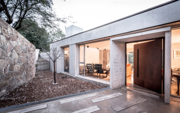 Crdoba, Argentinien, House in Q2, Santiago Carlos Viale Lescano, Haus, housing, unterirdisch, Hof, courtyard, Beton, concrete, Dach, roof, vegetation, Garten, Terrasse, terrace, pool, Schwimmbad, Beleuchtung, light, Aluminium, Sule, column, Gestein, brick, Backstein