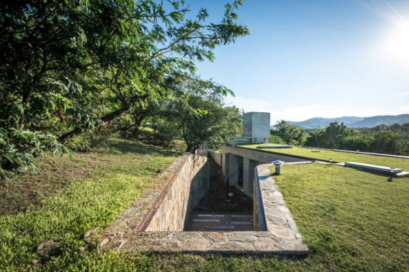 C�rdoba, Argentinien, House in Q2, Santiago Carlos Viale Lescano, Haus, housing, unterirdisch, Hof, courtyard, Beton, concrete, Dach, roof, vegetation, Garten, Terrasse, terrace, pool, Schwimmbad, Beleuchtung, light, Aluminium, S�ule, column, Gestein, brick, Backstein