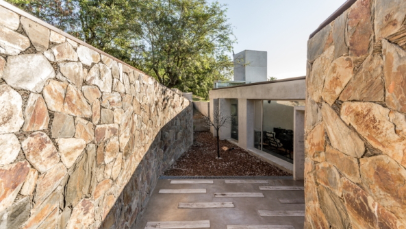 Crdoba, Argentinien, House in Q2, Santiago Carlos Viale Lescano, Haus, housing, unterirdisch, Hof, courtyard, Beton, concrete, Dach, roof, vegetation, Garten, Terrasse, terrace, pool, Schwimmbad, Beleuchtung, light, Aluminium, Sule, column, Gestein, brick, Backstein