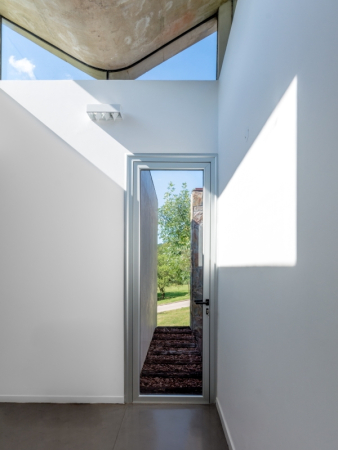 Crdoba, Argentinien, House in Q2, Santiago Carlos Viale Lescano, Haus, housing, unterirdisch, Hof, courtyard, Beton, concrete, Dach, roof, vegetation, Garten, Terrasse, terrace, pool, Schwimmbad, Beleuchtung, light, Aluminium, Sule, column, Gestein, brick, Backstein