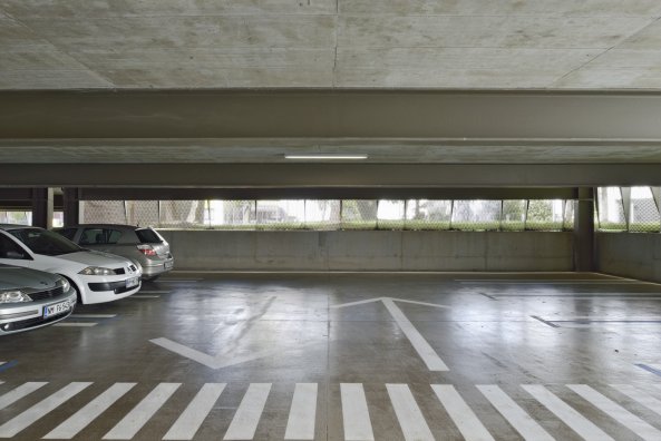 Slowenien, offener Wettbewerb, open competition, ENOTA, Enota, Car Park, Parkgarage, Autogarage, Slovenia, Velenje, Metallfassade, metal facade, Parkhaus, Auto in der Stadt, facade, Fassade, Wettbewerb, 2014, Baunetz, Baunetz-Meldungen, parking, Kubus, Nutzbau, Garage, Rampen, Steigung, Parkpltze