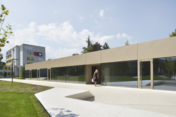 Slowenien, offener Wettbewerb, open competition, ENOTA, Enota, Car Park, Parkgarage, Autogarage, Slovenia, Velenje, Metallfassade, metal facade, Parkhaus, Auto in der Stadt, facade, Fassade, Wettbewerb, 2014, Baunetz, Baunetz-Meldungen, parking, Kubus, Nutzbau, Garage, Rampen, Steigung, Parkpl�tze