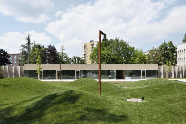 Slowenien, offener Wettbewerb, open competition, ENOTA, Enota, Car Park, Parkgarage, Autogarage, Slovenia, Velenje, Metallfassade, metal facade, Parkhaus, Auto in der Stadt, facade, Fassade, Wettbewerb, 2014, Baunetz, Baunetz-Meldungen, parking, Kubus, Nutzbau, Garage, Rampen, Steigung, Parkpltze