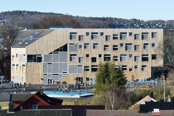 CEBRA; SPINN Arkitekter; stengen & Bergo; Mesterfjellet School; Schule; Schulgebude; Neubau; Architektur; Kebony; School and Famiy Center; Larvik; Norwegen