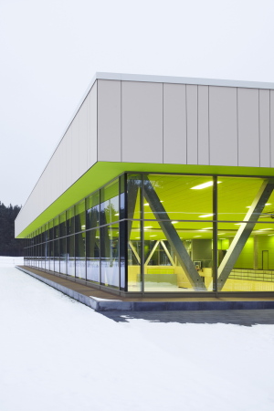 Sporthalle, Neubau, Stadt Hohen Neuendorf, Bahnhofstrae 33b, Numrich Albrecht Klumpp, Ulrike Vogel, Landschaftsarchitekturbüro Armbruster, Borgsdorf, Brandenburg, Schule, 2015, Nina Stragütl, Spielfeld, sports, Gymnasium, V-Sttzen, Grn, Farbe, green, colour, color, Berlin,