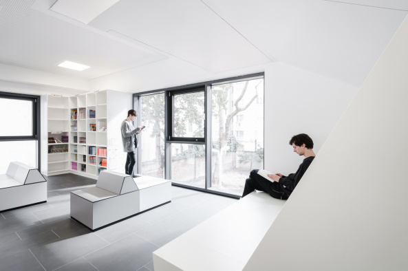 Wien, AllesWirdGut, sterreich, Berufsschule, Schule, Verwaltung, Fassade, facade, Glas, glass, Schulhof, Wei, white, Farbe, Turnhalle