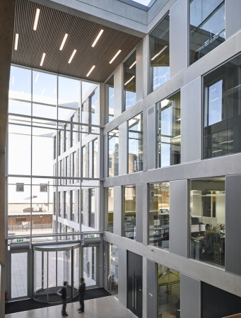 Lancaster, Unigebude, 2015, 2014, Hochschulgebude, Luftige Strenge, Engineering, Ingenieurswissenschaften, Grobritannien, England, Brick, Ziegel, Backstein, Hochschule, Neubau, School of Engineering at Lancaster University, Mark Swindlehurst, John McAslan + Partners, architecture, Breeam, Vorplatz, Grid, Rahmen, Sulen