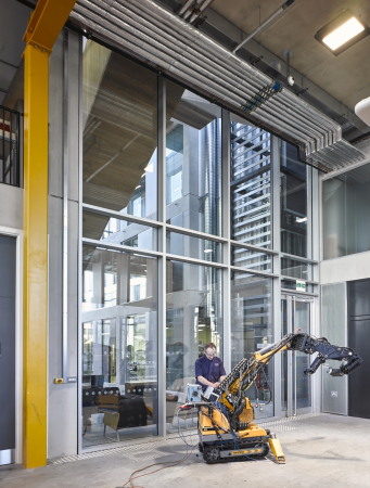 Lancaster, Unigebude, 2015, 2014, Hochschulgebude, Luftige Strenge, Engineering, Ingenieurswissenschaften, Grobritannien, England, Brick, Ziegel, Backstein, Hochschule, Neubau, School of Engineering at Lancaster University, Mark Swindlehurst, John McAslan + Partners, architecture, Breeam, Vorplatz, Grid, Rahmen, Sulen