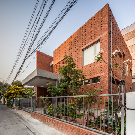 Spaceshift Studio; Junsekino Architect and Design; Ngamwongwan House; Bangkok; Thailand, Ziegel; Backstein; Einfamilienhaus; Neubau; Betonvordach