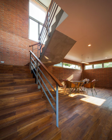 Spaceshift Studio; Junsekino Architect and Design; Ngamwongwan House; Bangkok; Thailand, Ziegel; Backstein; Einfamilienhaus; Neubau; Betonvordach