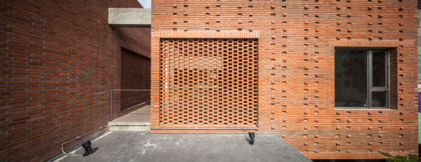 Spaceshift Studio; Junsekino Architect and Design; Ngamwongwan House; Bangkok; Thailand, Ziegel; Backstein; Einfamilienhaus; Neubau; Betonvordach