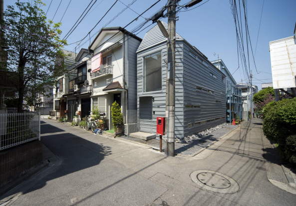 Japan, 2015, Tokio, Tokyo, Neubau, Minihaus, small house, wood, metal, fassade, facade, infill, Anbau, Loft, offen, Stahltreppe, kleines Haus, kobayashi 401, compact, kompakt, design room, narrow plot, kleines Grundstck, beschrnkt, Made in Japan, Stlpschalung, minamisensoku house, skylights. oberlichter, weatherboard