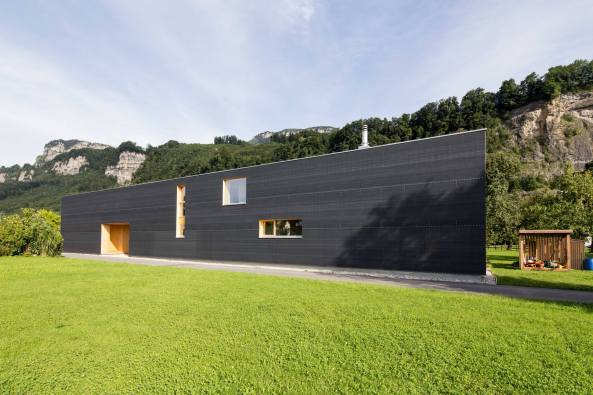 Juri Troy, Hohenems, Einfamilienhaus, Holz, wood, Vorarlberger Rheintal, Rheinauen, Vorarlberg, sterreich, house, residential, Fassade, facade, schwarz, Enfilade, Anthrazit, Polyurethan