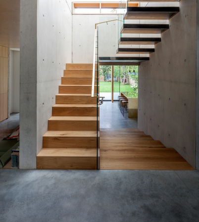 London, Edgley Design Architects, Jake Edgley, Denys Lasdun, Nroman Foster, Beton, Concrete, Architekten Haus, RIBA; RIBA Award, Fassade, Holz, Royal National Theatre, Dulwich, Experiment aus Beton, Pear Tree House, Birnenbaum, Wohnexperiment, Nachhaltigkeit, backyard, Jake Edgley, Bauherr, Sch�ner Wohnen, best architects,