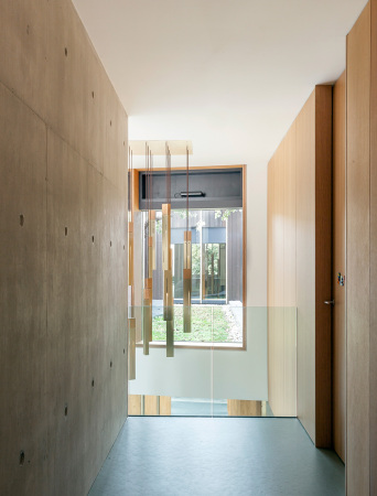 London, Edgley Design Architects, Jake Edgley, Denys Lasdun, Nroman Foster, Beton, Concrete, Architekten Haus, RIBA; RIBA Award, Fassade, Holz, Royal National Theatre, Dulwich, Experiment aus Beton, Pear Tree House, Birnenbaum, Wohnexperiment, Nachhaltigkeit, backyard, Jake Edgley, Bauherr, Sch�ner Wohnen, best architects,