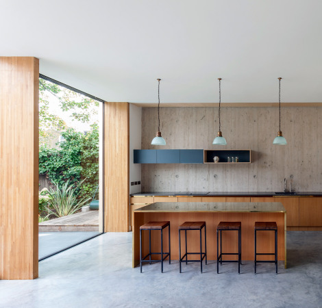 London, Edgley Design Architects, Jake Edgley, Denys Lasdun, Nroman Foster, Beton, Concrete, Architekten Haus, RIBA; RIBA Award, Fassade, Holz, Royal National Theatre, Dulwich, Experiment aus Beton, Pear Tree House, Birnenbaum, Wohnexperiment, Nachhaltigkeit, backyard, Jake Edgley, Bauherr, Schner Wohnen, best architects,