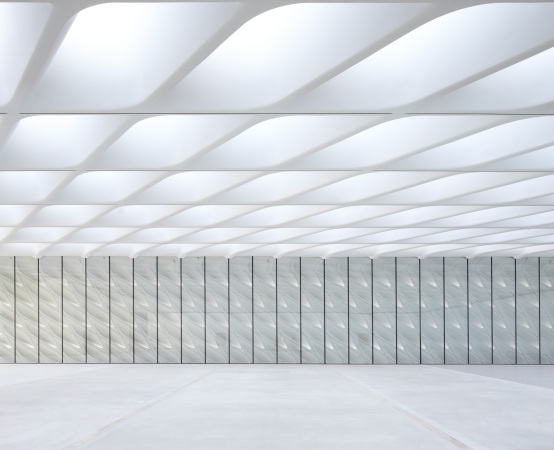 The Broad, Museum, Los Angeles, USA, Amerika, Erffnung, opening, contemporary art, zeitgenssische Kunst, Moderne Kunst, Kunst, art, Diller Scofidio Renfro, Fassade, facade, Wei, white, 2015, Cindy Sherman, Keith Haring, Barbara Kruger, Jeff Koons, Jean-Michel Basquiat, Roy Lichtenstein, Eli Broad, Edythe Broad, Galerie, gallery, Beton, concrete, Stahl, steel, Ausstellung, exhibition