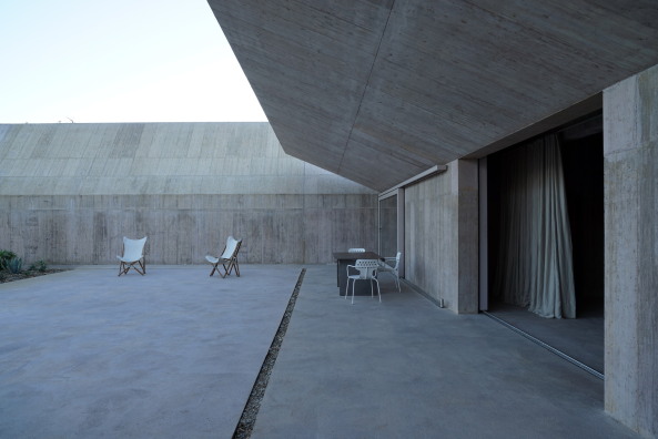 2015, Villa, Architektur, Beton, concrete, housing, living, Valerio Olgiati, Portugal, countryside, Landschaft, Wochenendhaus, weekend house, holiday, Ocean, water, garden, garten, Steingarten, courtyard, schn, trocken, pool, Schwimmbad, Hof, Innenhof