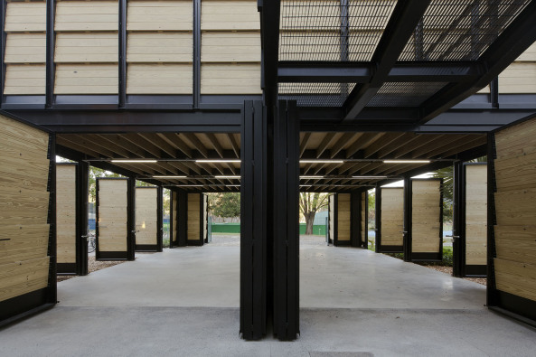 Guadalajara, Mexiko, Neubau, Werkstatt, Holzwerkstatt, Lakiererei, Holz, Stahl, Erweiterung, Annex, Lftung, Belftung, natrlich, Studenten, Architekturstudenten, Farben, air, smell, expansion, wood, steel, Mexico, architecture students, workshop, building, 2015, natural ventilation, fnnungen, Tren,