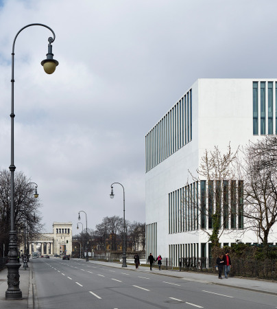 NS-Dokumentationszentrum in Mnchen eingeweiht, Georg Scheel Wetzel, Winfried Nerdinger, Geschichte Mnchen, Kubus, Wrfel, NSDAP, Braunes Haus, Erinnerungsort, Brienner Strae 34, Fassaden, Beton, Museum, Ausstellung, Architektur, Bayern, Knigsplatz Mnchen, Weipigment, Transportbeton, Heinze Award, Baunetz, Baunetz-Meldungen, Umfeld, Terrasse, Stadtbild, Museumsquartier Mnchen, Neubau, Ersatzbau, Ausblick, Treppe, Erschlieung, Ehrentempel, Sockel, NS-Zeit, 1. Mai, Monika Grtters, Lern- und Erinnerungsort, Bettina Georg, Tobias Scheel, Simon Wetzel, ehemalige Parteizentrale der NSDAP; Braunes Mnchen, Landeshauptstadt Mnchen, Bayern, Seehofer, Festakt, Palais Barlow, Weibeton, Ausblick, Direktor, Neues aus Mnchen, erster Mai, Todestag Adolf Hitler, bergabe, Baureferat Mnchen, Bibliothek, Verwaltung, Vortragssaal, Auditorium, Wettbewerb