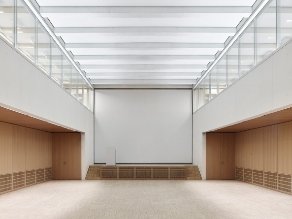 NS-Dokumentationszentrum in Mnchen eingeweiht, Georg Scheel Wetzel, Winfried Nerdinger, Geschichte Mnchen, Kubus, Wrfel, NSDAP, Braunes Haus, Erinnerungsort, Brienner Strae 34, Fassaden, Beton, Museum, Ausstellung, Architektur, Bayern, Knigsplatz Mnchen, Weipigment, Transportbeton, Heinze Award, Baunetz, Baunetz-Meldungen, Umfeld, Terrasse, Stadtbild, Museumsquartier Mnchen, Neubau, Ersatzbau, Ausblick, Treppe, Erschlieung, Ehrentempel, Sockel, NS-Zeit, 1. Mai, Monika Grtters, Lern- und Erinnerungsort, Bettina Georg, Tobias Scheel, Simon Wetzel, ehemalige Parteizentrale der NSDAP; Braunes Mnchen, Landeshauptstadt Mnchen, Bayern, Seehofer, Festakt, Palais Barlow, Weibeton, Ausblick, Direktor, Neues aus Mnchen, erster Mai, Todestag Adolf Hitler, bergabe, Baureferat Mnchen, Bibliothek, Verwaltung, Vortragssaal, Auditorium, Wettbewerb