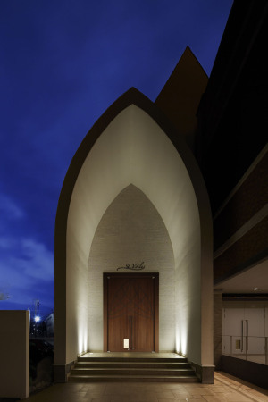 Niigata, Japan, Kapelle, Chapel, St. Voile, Kasahara Design Work, roof, Dach, Dachkonstruktion, Wei, Welle, wave, slate, Schiefer, Satteldach, pitched roof, Glas, Fenster, window, glass, veil, Schleier, Bogen, arc, Rohr, pipe