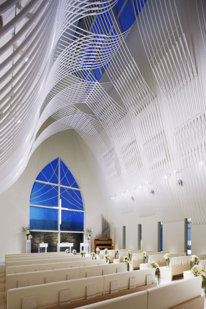 Niigata, Japan, Kapelle, Chapel, St. Voile, Kasahara Design Work, roof, Dach, Dachkonstruktion, Wei, Welle, wave, slate, Schiefer, Satteldach, pitched roof, Glas, Fenster, window, glass, veil, Schleier, Bogen, arc, Rohr, pipe