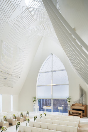 Niigata, Japan, Kapelle, Chapel, St. Voile, Kasahara Design Work, roof, Dach, Dachkonstruktion, Wei, Welle, wave, slate, Schiefer, Satteldach, pitched roof, Glas, Fenster, window, glass, veil, Schleier, Bogen, arc, Rohr, pipe