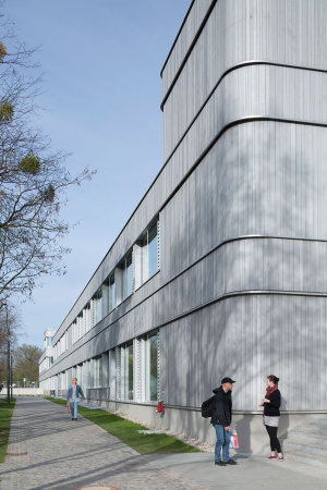Holzlaube, Florian Nagler Architekten, Freie Universitt Berlin, Neubau, Erweiterunsgbau, Kleine Fcher, Silberlaube, Rostlaube, Berlin, Mnchen, Baunetz, Baunetz-Meldung, Bibliothek, Lesen, Arbeitspltze, Studieren in Berlin, Studium in Berlin, Studenten, Erweiterungsbau der FU Berlin, Architektur, archicture, unigebude, Seminare, Fassade, facade, Zedernholz, Holz, wood, Campus, Geist, Lernen, Grundsteinlegung, Richtfest, Erffnung, Erziehungswissenschaften, Psychologie, Dahlem-Dorf, Dahlem, Westberlin, Institutsneubau, Institut fr Psychologie, Lernlandschaft, FU Berlin, Quadratmeter