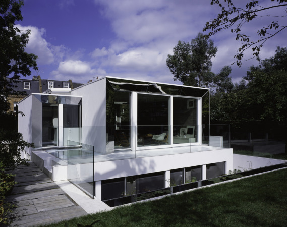 Beton, concrete, triple glazed windows, Dreifachverglasung, DSDHA, niedrig gelegt, gesenkt, London, England, Covert House, Haus, house, Einfamilienhaus, Clapham, Treppe, stairs, Metall