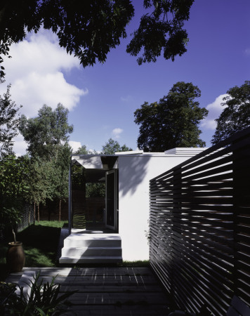 Beton, concrete, triple glazed windows, Dreifachverglasung, DSDHA, niedrig gelegt, gesenkt, London, England, Covert House, Haus, house, Einfamilienhaus, Clapham, Treppe, stairs, Metall