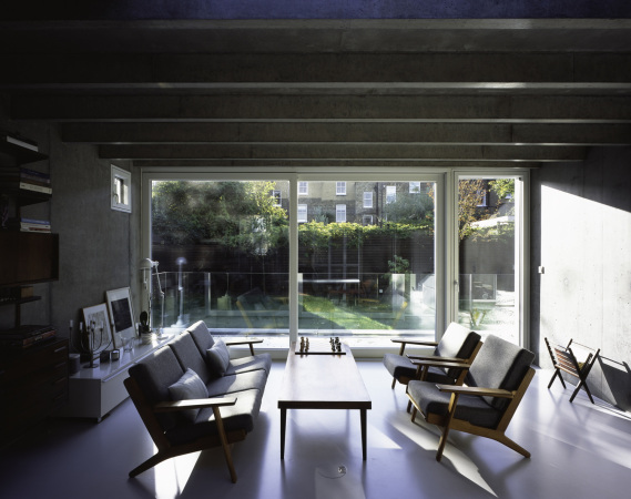 Beton, concrete, triple glazed windows, Dreifachverglasung, DSDHA, niedrig gelegt, gesenkt, London, England, Covert House, Haus, house, Einfamilienhaus, Clapham, Treppe, stairs, Metall