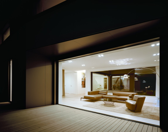 Steimle Architekten, Villa, Brigida Gonzales, Einfamilienhaus, Stuttgart, Deutschland, Pool, Fassade, Fenster, Terrasse, terrace, Salon, Garten, Sichtbeton, Beton, concrete, Galeriegang