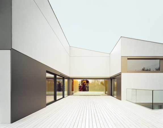 Steimle Architekten, Villa, Brigida Gonzales, Einfamilienhaus, Stuttgart, Deutschland, Pool, Fassade, Fenster, Terrasse, terrace, Salon, Garten, Sichtbeton, Beton, concrete, Galeriegang