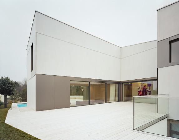 Steimle Architekten, Villa, Brigida Gonzales, Einfamilienhaus, Stuttgart, Deutschland, Pool, Fassade, Fenster, Terrasse, terrace, Salon, Garten, Sichtbeton, Beton, concrete, Galeriegang