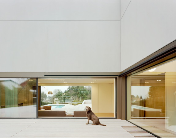 Steimle Architekten, Villa, Brigida Gonzales, Einfamilienhaus, Stuttgart, Deutschland, Pool, Fassade, Fenster, Terrasse, terrace, Salon, Garten, Sichtbeton, Beton, concrete, Galeriegang