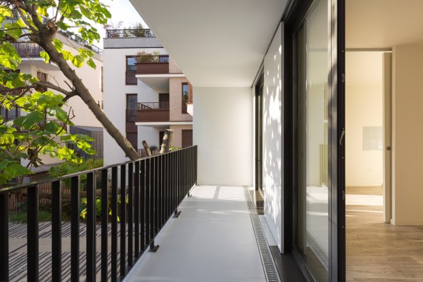 Beton, Betonpfeiler, Stahlbeton, Aluminiumverkleidung, Aluminiumplatten, Arbeitersiedlung, sozialer Wohungsbau, Hof, Garten, teilen, Paris, 19. Arrondissement, Belleville, concrete, aluminium panels, footbridge balcony, Brckenbalkon, Gaetan Le Penhuel