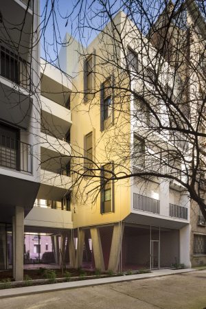 Beton, Betonpfeiler, Stahlbeton, Aluminiumverkleidung, Aluminiumplatten, Arbeitersiedlung, sozialer Wohungsbau, Hof, Garten, teilen, Paris, 19. Arrondissement, Belleville, concrete, aluminium panels, footbridge balcony, Brckenbalkon, Gaetan Le Penhuel