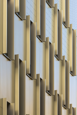 Beton, Betonpfeiler, Stahlbeton, Aluminiumverkleidung, Aluminiumplatten, Arbeitersiedlung, sozialer Wohungsbau, Hof, Garten, teilen, Paris, 19. Arrondissement, Belleville, concrete, aluminium panels, footbridge balcony, Brckenbalkon, Gaetan Le Penhuel