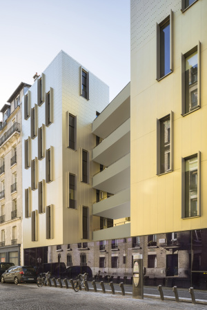 Beton, Betonpfeiler, Stahlbeton, Aluminiumverkleidung, Aluminiumplatten, Arbeitersiedlung, sozialer Wohungsbau, Hof, Garten, teilen, Paris, 19. Arrondissement, Belleville, concrete, aluminium panels, footbridge balcony, Brckenbalkon, Gaetan Le Penhuel