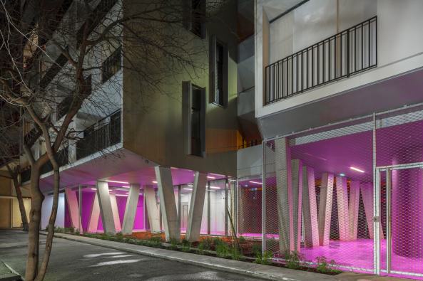 Beton, Betonpfeiler, Stahlbeton, Aluminiumverkleidung, Aluminiumplatten, Arbeitersiedlung, sozialer Wohungsbau, Hof, Garten, teilen, Paris, 19. Arrondissement, Belleville, concrete, aluminium panels, footbridge balcony, Brckenbalkon, Gaetan Le Penhuel